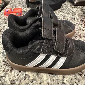 Adidas boys shoes slightly worn without box size 8